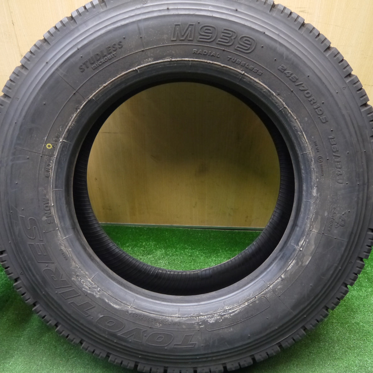 バリ溝!24年!9.5分!2本★トラック タイヤ 245/70R19.5 136/134J スタッドレス トーヨー M939 19.5インチ★5121215Hスタ