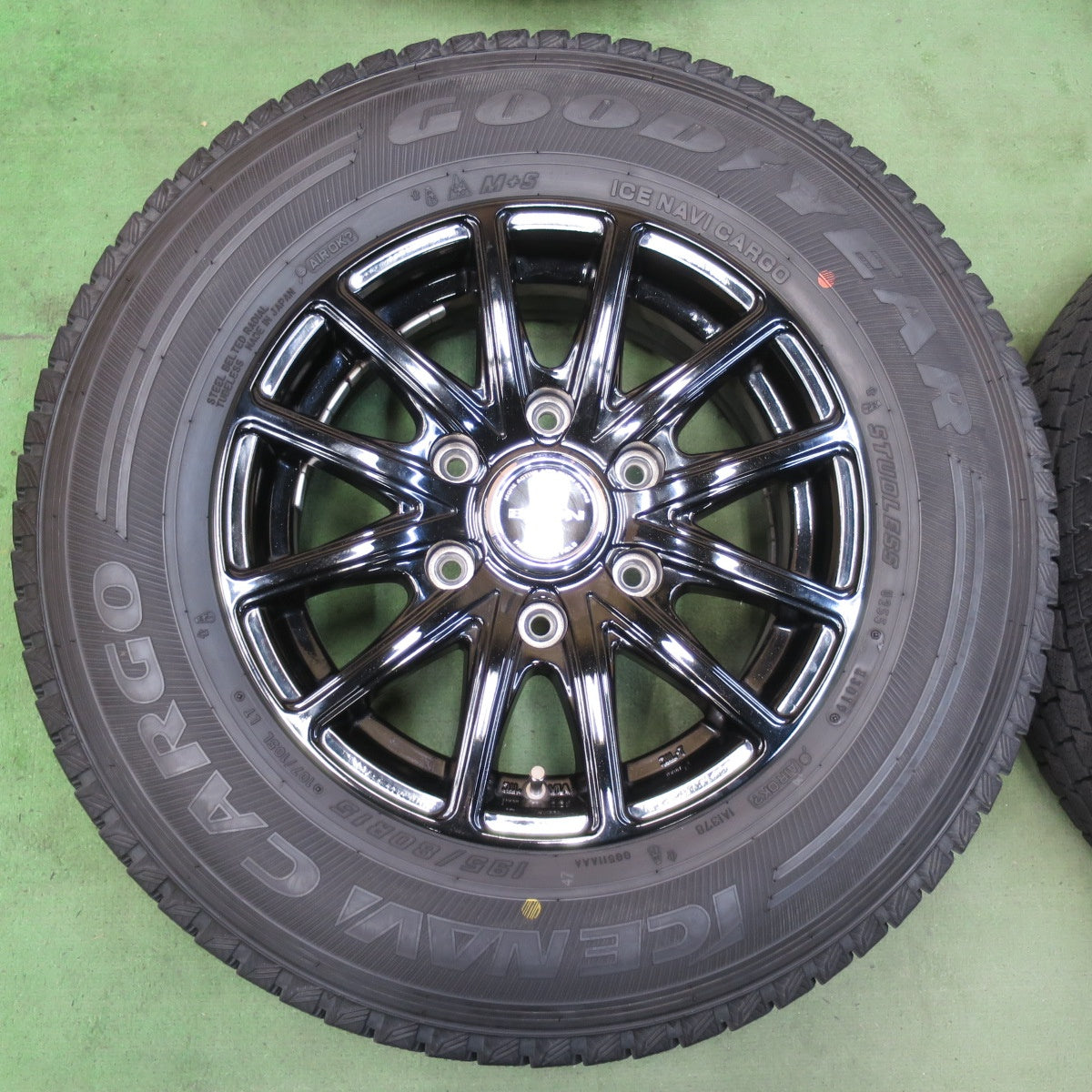 バリ溝!キレイ!9分★200系 ハイエース BISON BN-01 195/80R15 107/105L スタッドレス グッドイヤー アイスナビ カーゴ 15インチ PCD139.7/6H★5102502イス