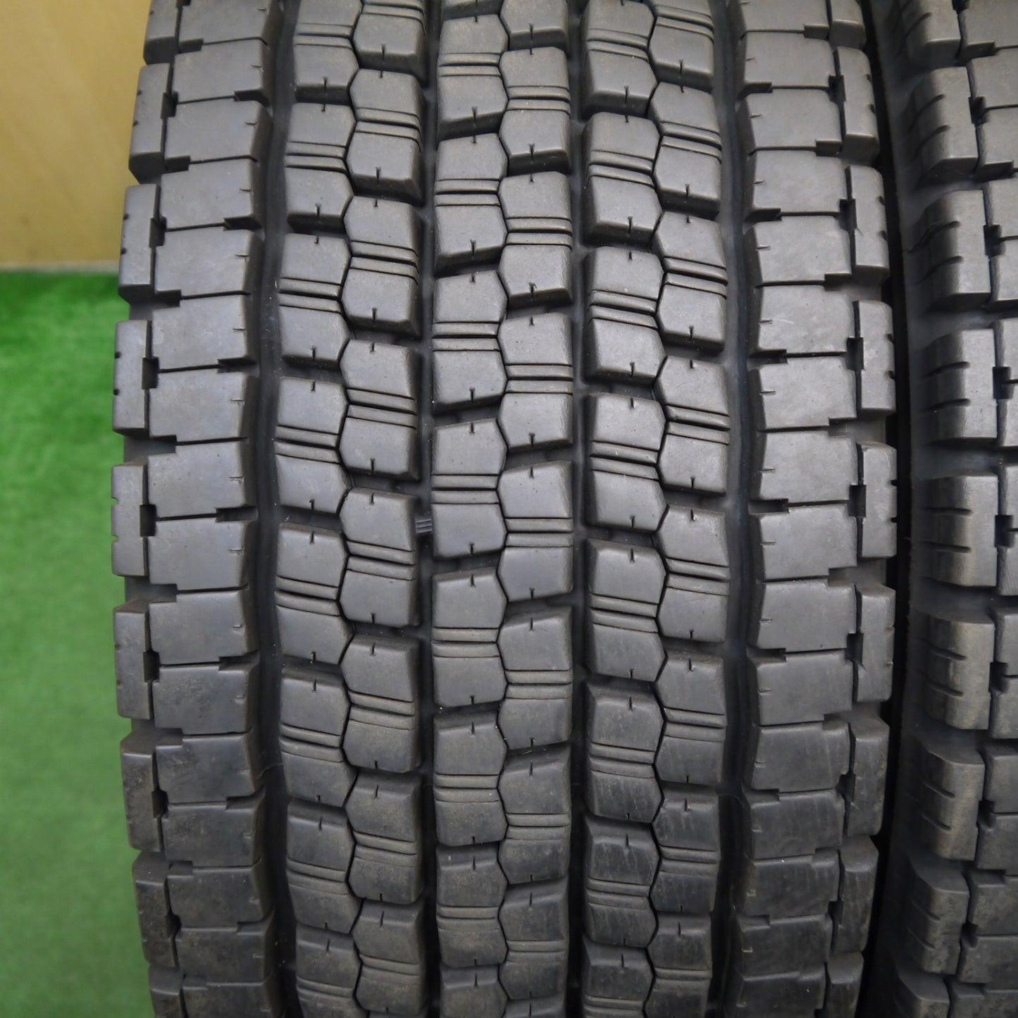 バリ溝!23年!9分!2本★トラック タイヤ 245/70R19.5 136/134J スタッドレス ブリヂストン W999 19.5インチ★5062305KKスタ