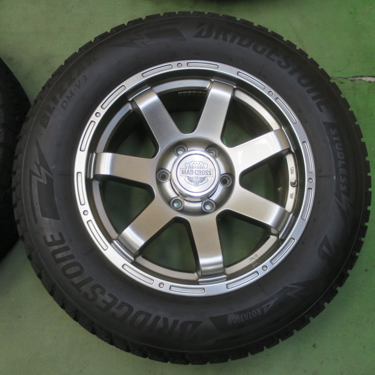 バリ溝!22年!キレイ!8.5分◎スタッドレス 265/60R18 ブリヂストン ブリザック DM-V3 MAD CROSS MC-76 マッドクロス 18インチ PCD139.7/6H◎6101602イス