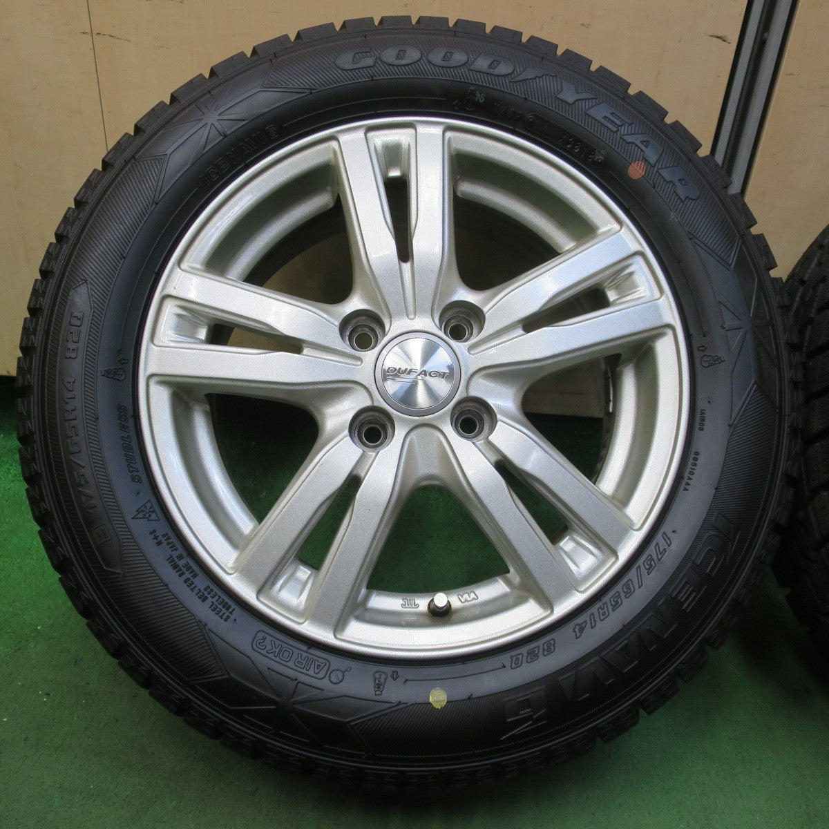 超バリ溝!キレイ!ほぼ10分★スタッドレス 175/65R14 グッドイヤー アイスナビ6 DUFACT デュファクト 14インチ PCD100/4H★5071906イス