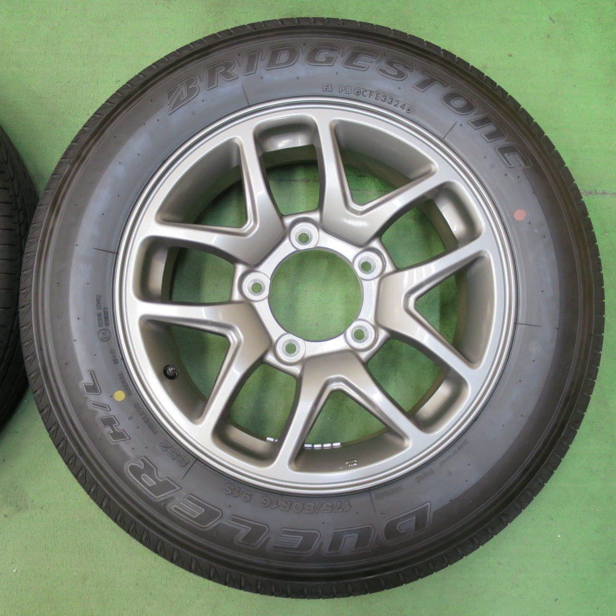 新車外し!24年★スズキ JB64W ジムニー 純正 175/80R16 ブリヂストン デューラー H/L 852 DUELER 16インチ PCD139.7/5H★5052612イノ