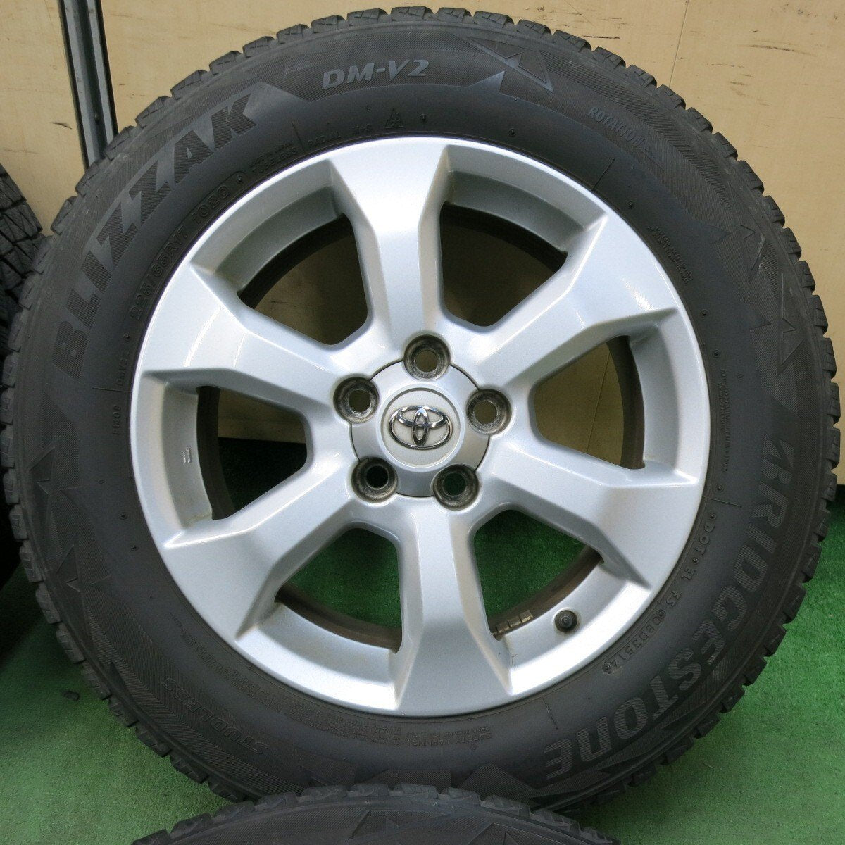 4本価格★トヨタ ヴァンガード 純正 225/65R17 スタッドレス ブリヂストン ブリザック DM-V2 17インチ PCD114.3/5H★4122712SYス