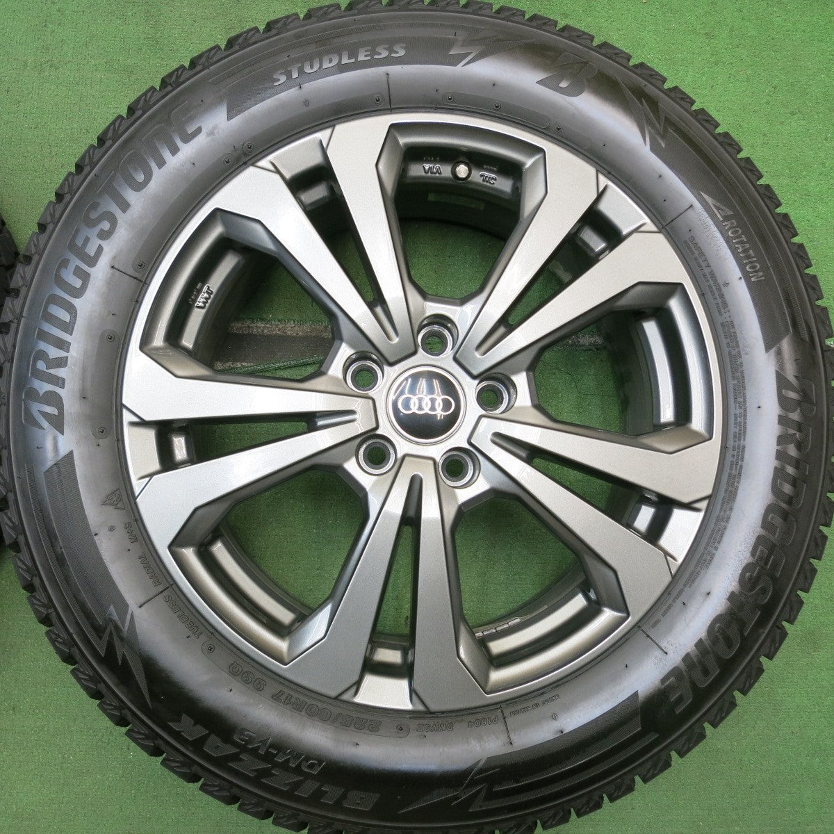 バリ溝!24年!キレイ!ほぼ10分★アウディ 等 AGA 225/60R17 スタッドレス ブリヂストン ブリザック DM-V3 17インチ PCD112/5H★5092007HAス