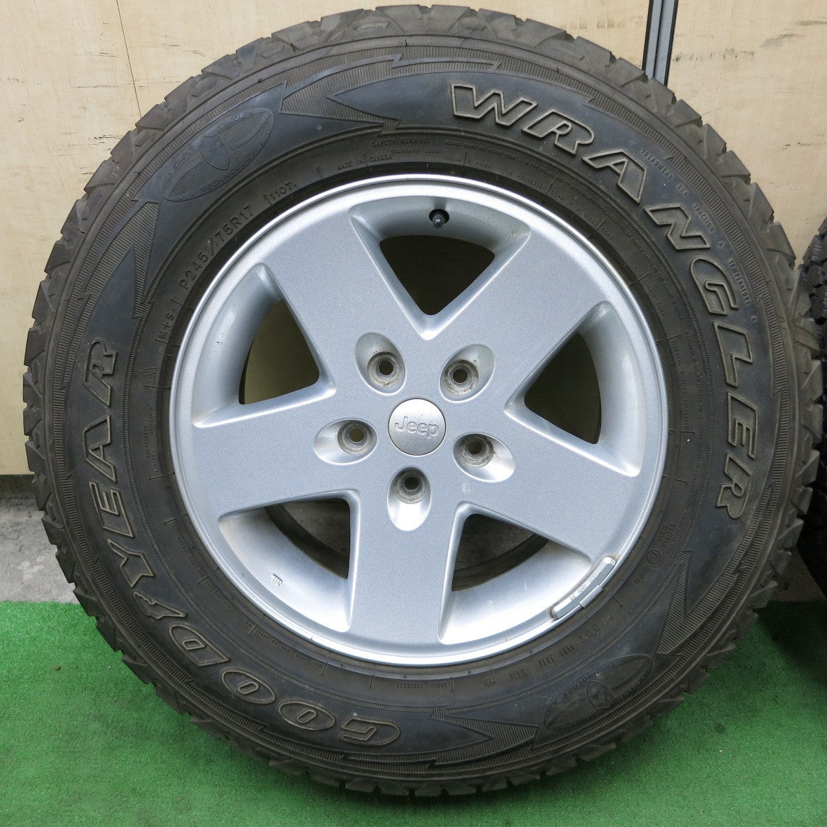 バリ溝!9.5分★ジープ JK ラングラー 純正 245/75R17 グッドイヤー WRANGLER 17インチ PCD127/5H★5082302ナノ