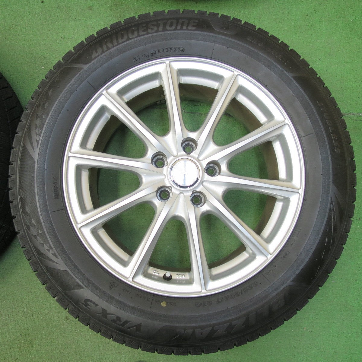 バリ溝!22年!キレイ!9.5分★スタッドレス 225/60R17 ブリヂストン ブリザック VRX3 ECO FORME エコフォルム 17インチ PCD114.3/5H★5060502イス