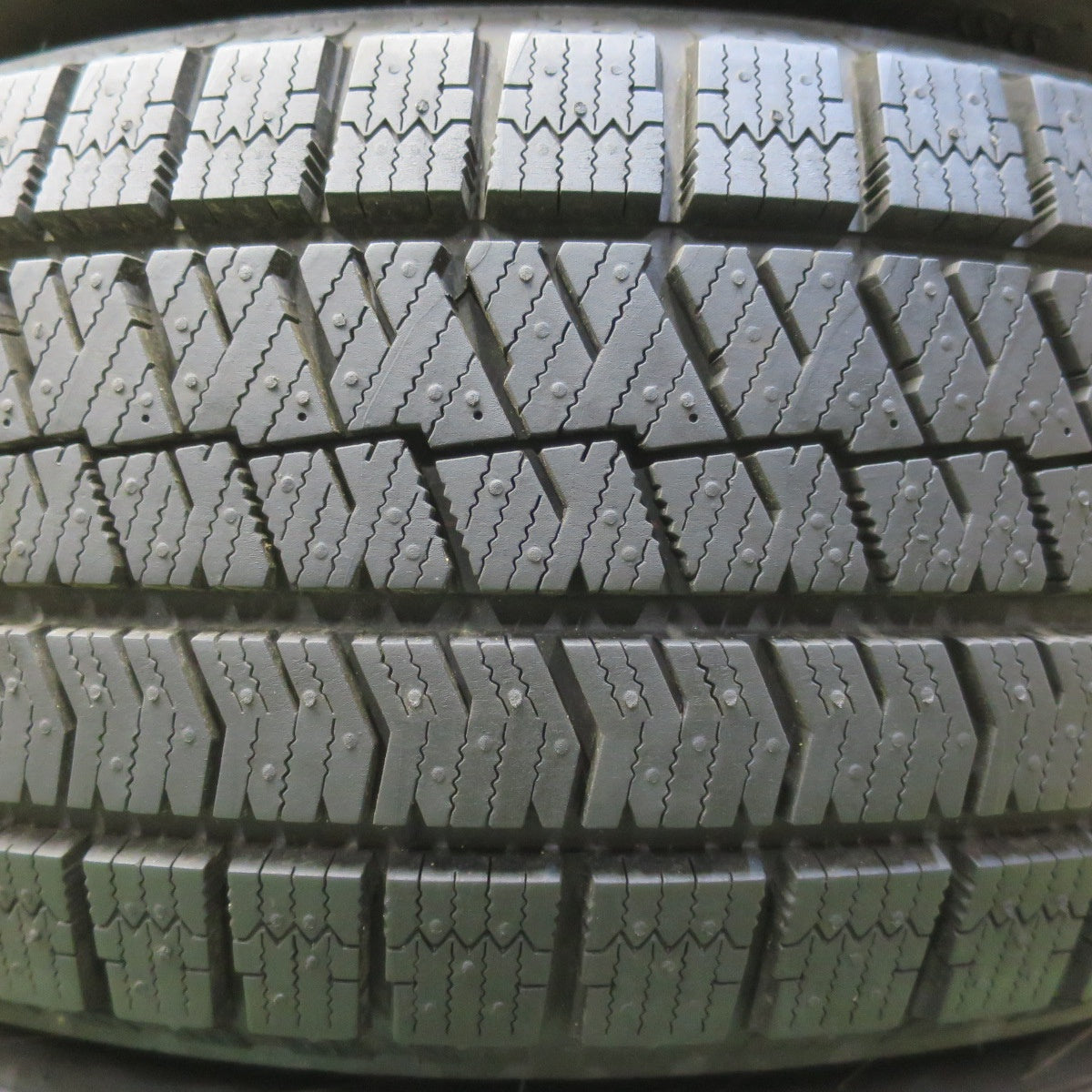 バリ溝!22年!ほぼ10分◎スタッドレス 215/60R16 ブリヂストン ブリザック VRX2 タイヤ 16インチ エスティマ マークX カムリ WR-V オデッセイ ヴェゼル CX-3 MPV 等◎6090406イス