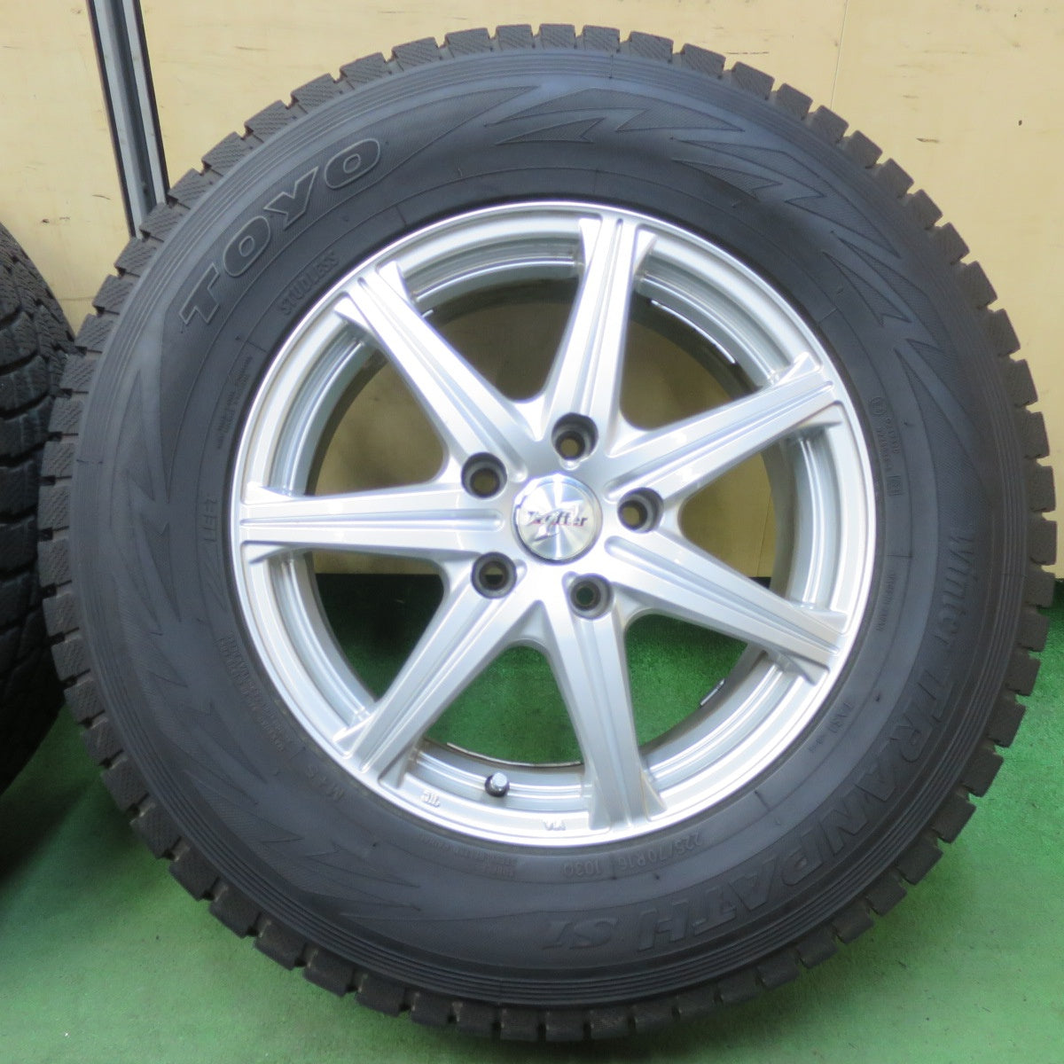バリ溝!キレイ!9.5分★スタッドレス 225/70R16 トーヨー ウインター トランパス S1 Treffer トレファー 16インチ PCD114.3/5H★5100201イス