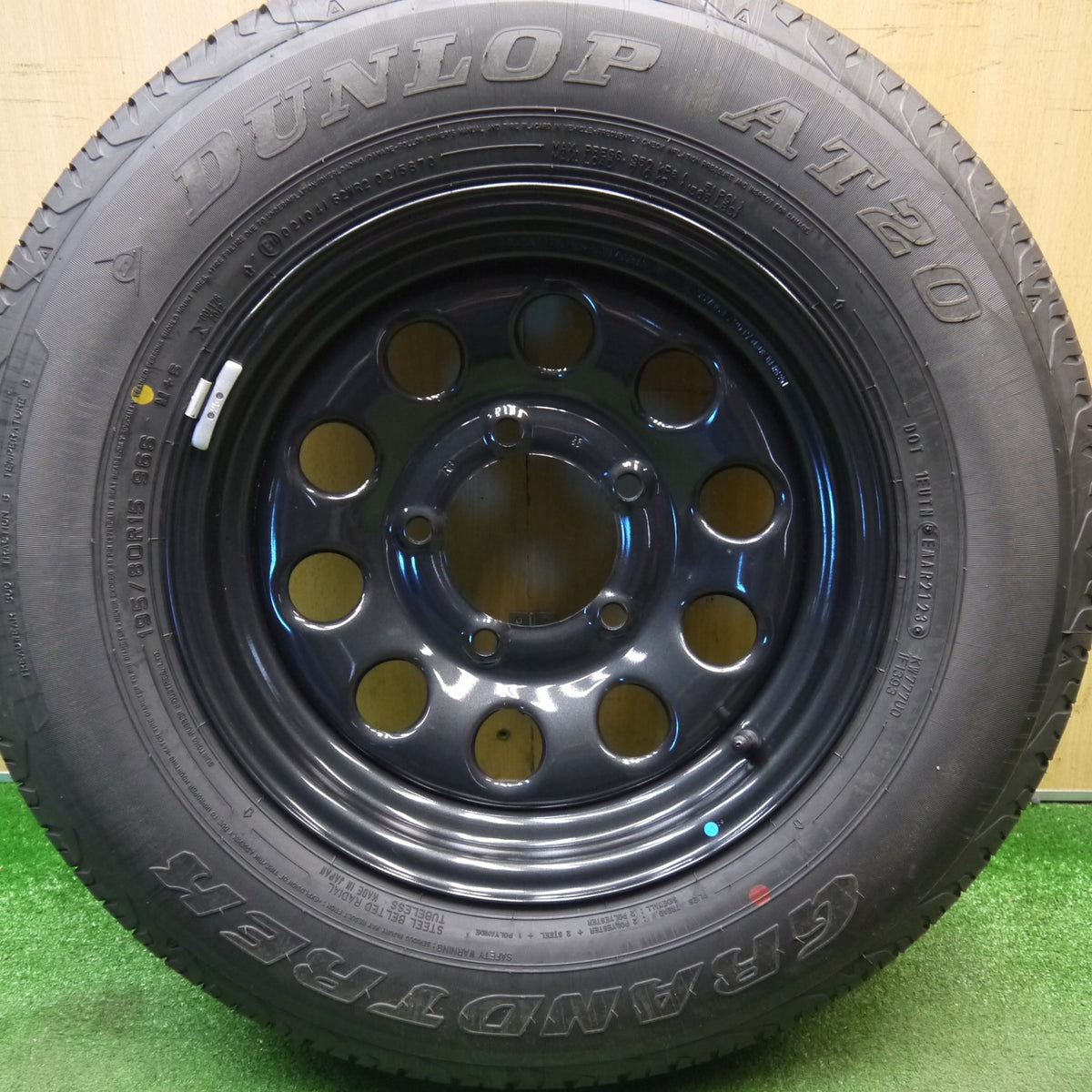 新車外し!23年!1本★スズキ ジムニー シエラ 純正 スチール 195/80R15 ダンロップ AT20 グラントレック スペア 15インチ PCD139.7/5H★6021705Hノ