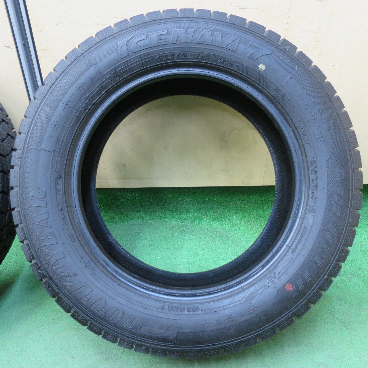 バリ溝!22年!ほぼ10分★スタッドレス 205/65R16 グッドイヤー アイスナビ7 タイヤ 16インチ ヤリスクロス ヴェゼル オデッセイ 等★5040309イスタ