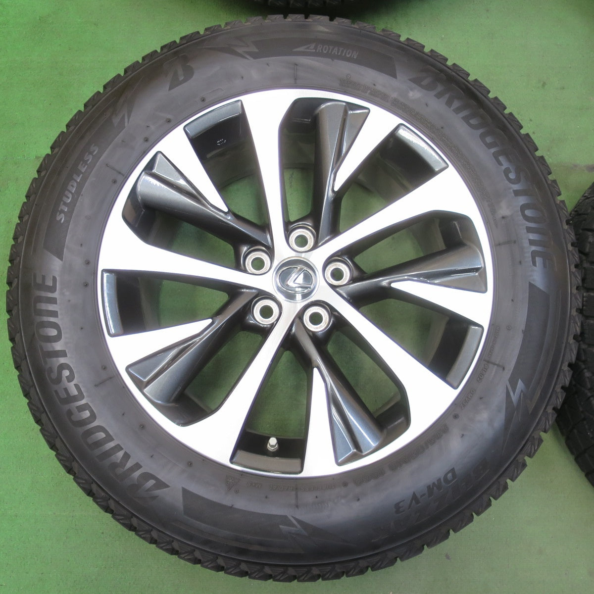 センサー付!バリ溝!キレイ!8.5分★レクサス 20系 RX 純正 235/65R18 スタッドレス ブリヂストン ブリザック DM-V3 18インチ PCD114.3/5H★5092701イス