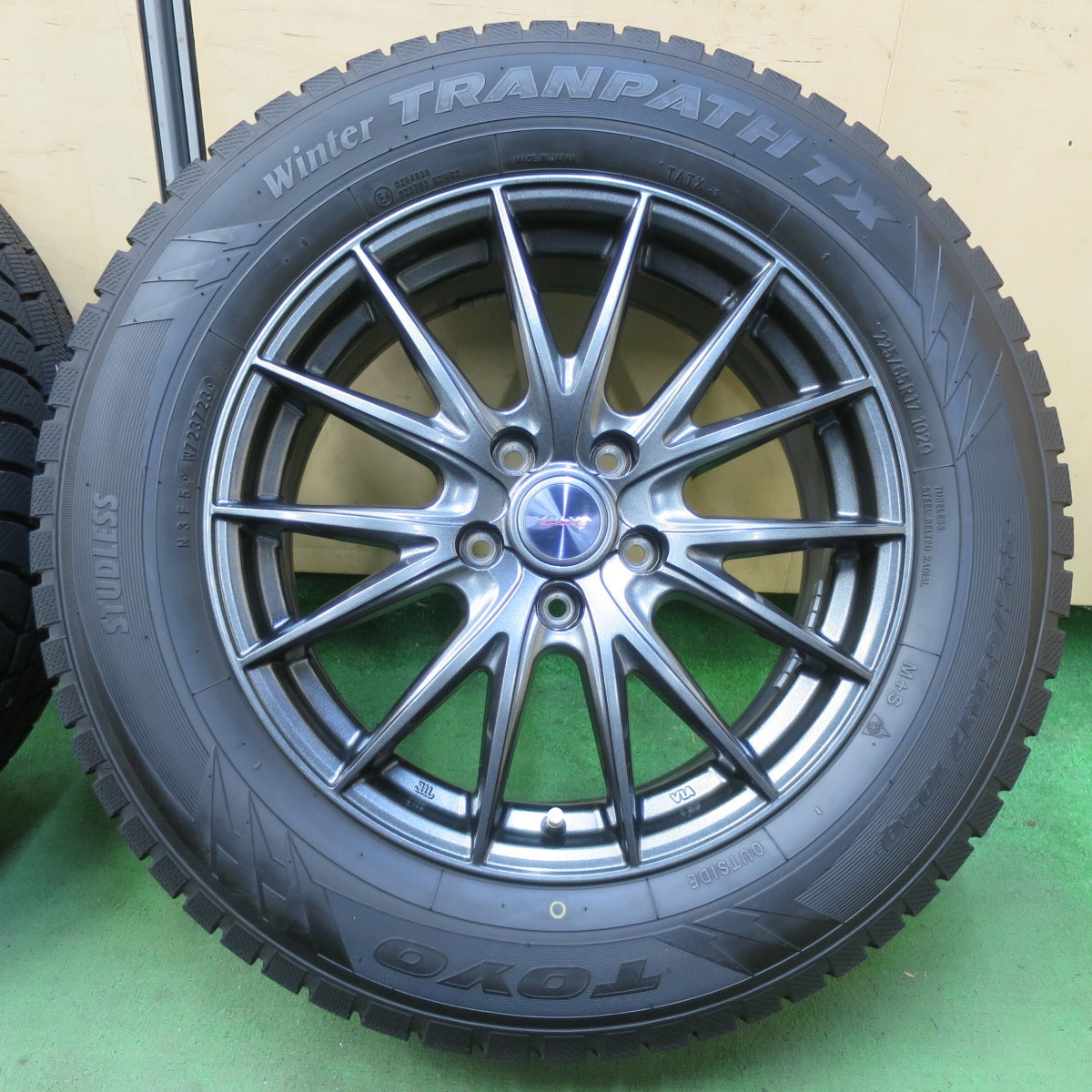 バリ溝!23年!キレイ!9.5分★スタッドレス 225/65R17 トーヨー ウインター トランパス TX VELVA SPORTZ ヴェルヴァ 17インチ PCD114.3/5H★5082101イス