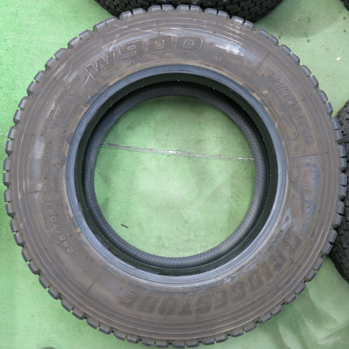 バリ溝!24年!9分!6本★トラック タイヤ 245/70R19.5 136/134J スタッドレス ブリヂストン W900 19.5インチ★5061904SYスタ