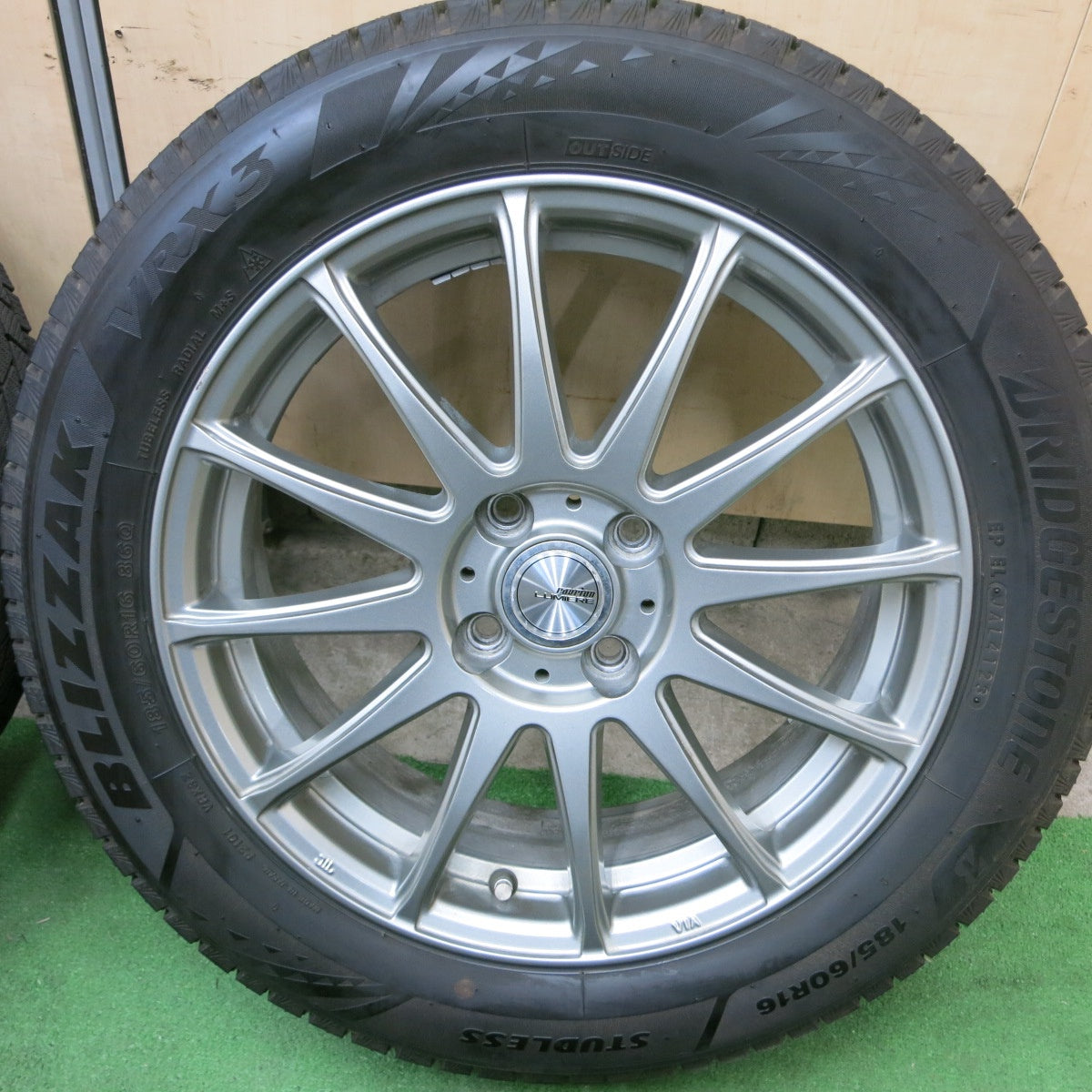 バリ溝!23年!キレイ!9.5分★スタッドレス 185/60R16 ブリヂストン ブリザック VRX3 ravrion LUMIERE ラブリオン 16インチ PCD100/4H★5050201TTス