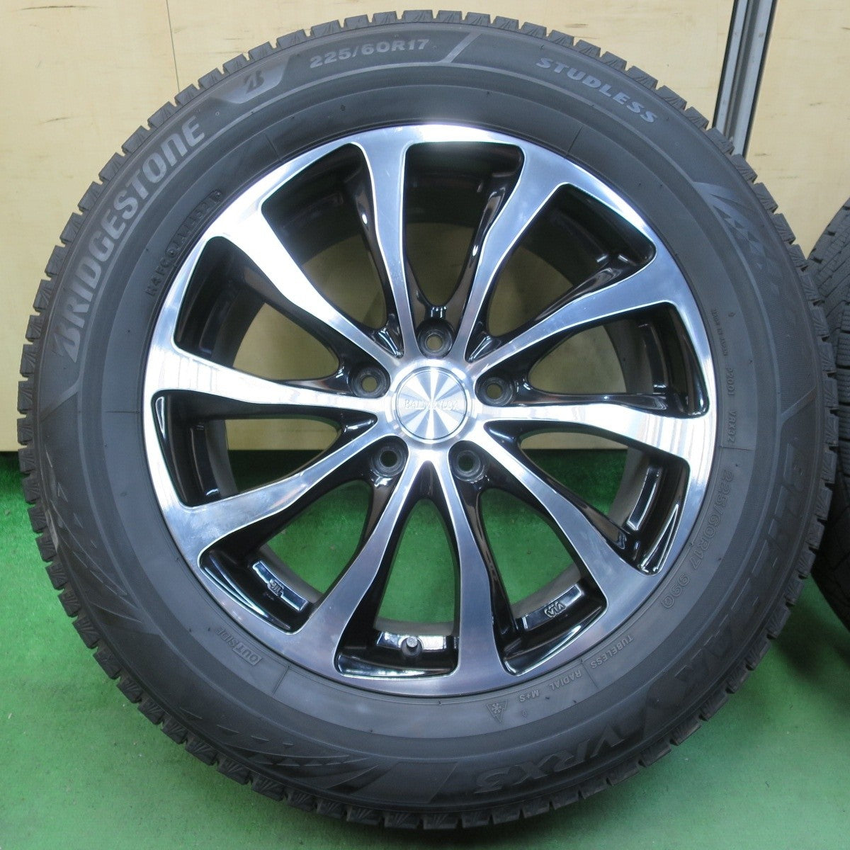バリ溝!21年!キレイ!9.5分★スタッドレス 225/60R17 ブリヂストン ブリザック VRX3 BALMINUM バルミナ 17インチ PCD114.3/5H★5040711イス