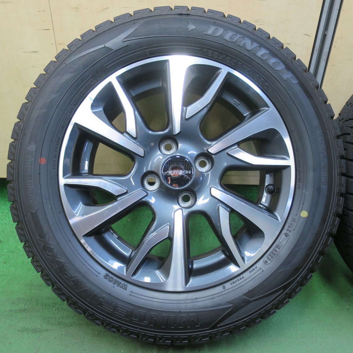 バリ溝!23年!キレイ!ほぼ10分★日産 ノート e-POWER AUTECH 純正 185/65R15 スタッドレス ダンロップ ウインターマックス WM02 オーテック 15インチ PCD100/4H★5092312イス