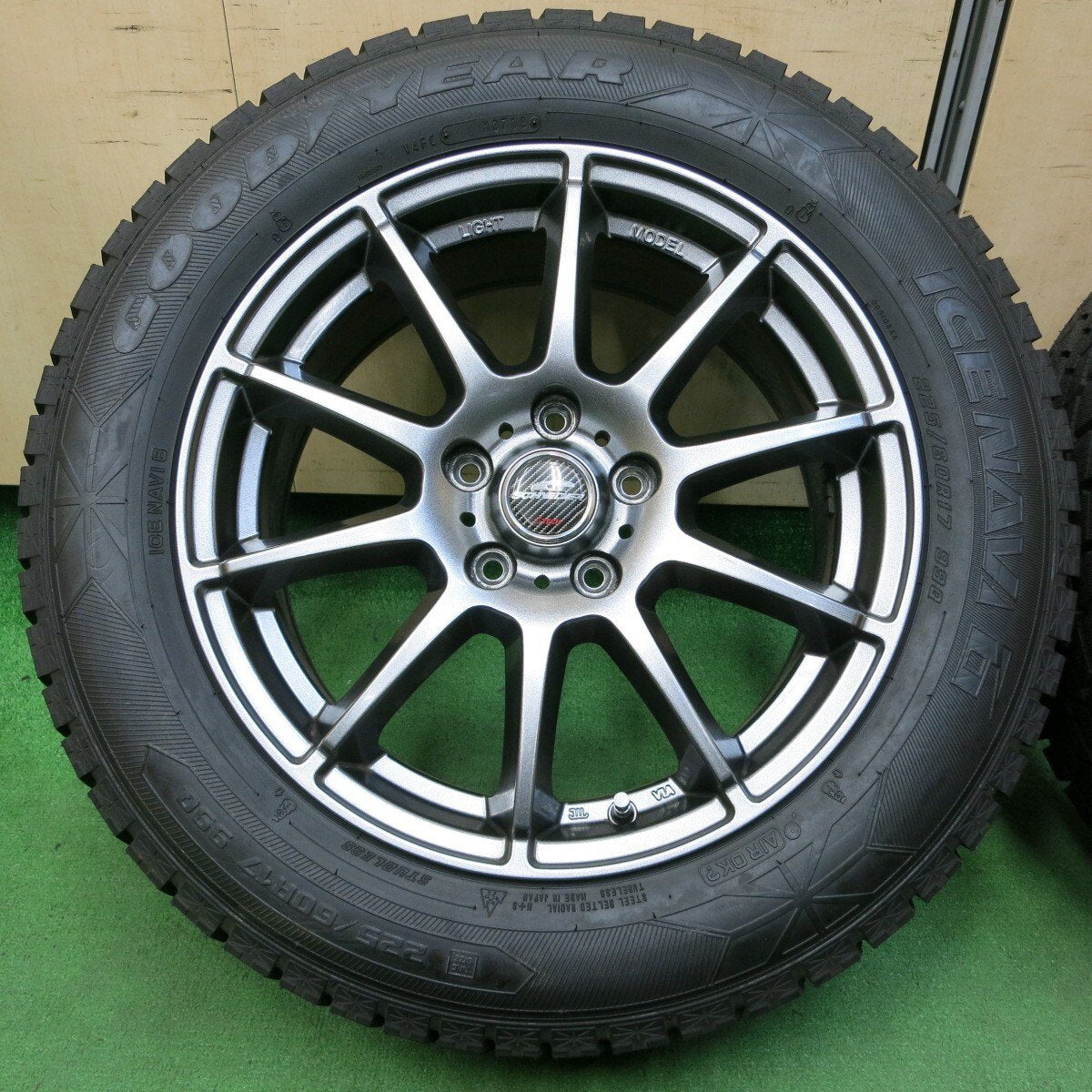 バリ溝!キレイ!ほぼ10分★スタッドレス 225/60R17 グッドイヤー アイスナビ6 SCHNEIDER PCD114.3/5H★4051704イス