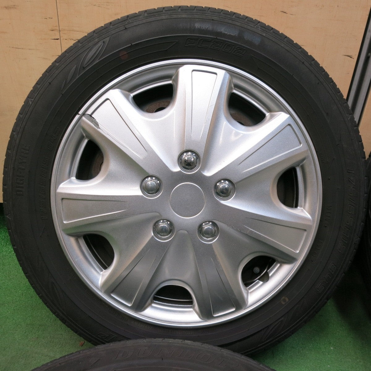 バリ溝!21年!9分★175/65R15 ダンロップ EC202 スチール 社外 ホイール キャップ カバー 15インチ PCD100/4H★5061313SYノ