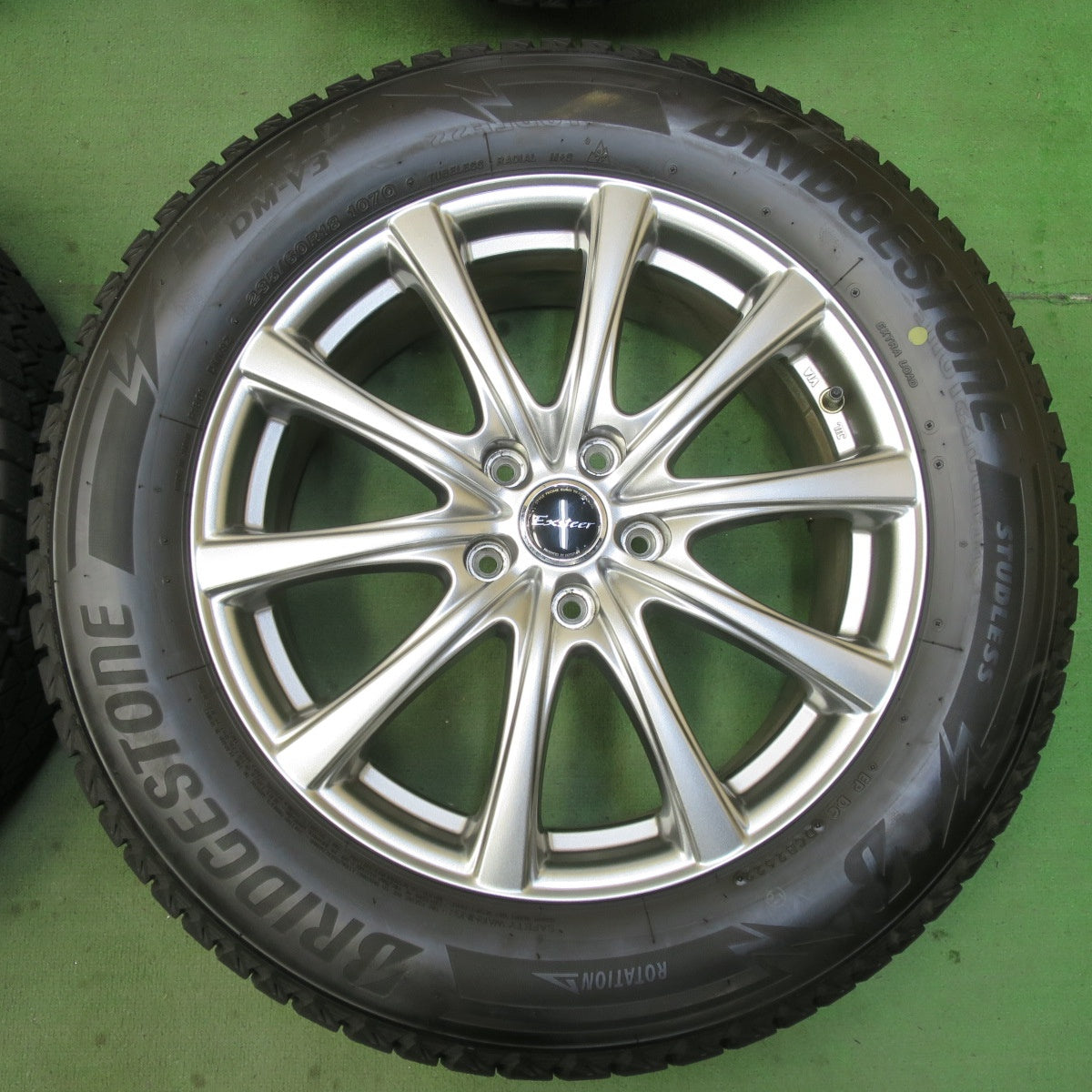 バリ溝!22年!キレイ!9.5分★スタッドレス 235/60R18 ブリヂストン ブリザック DM-V3 Exsteer エクスター 18インチ PCD114.3/5H★5092003イス
