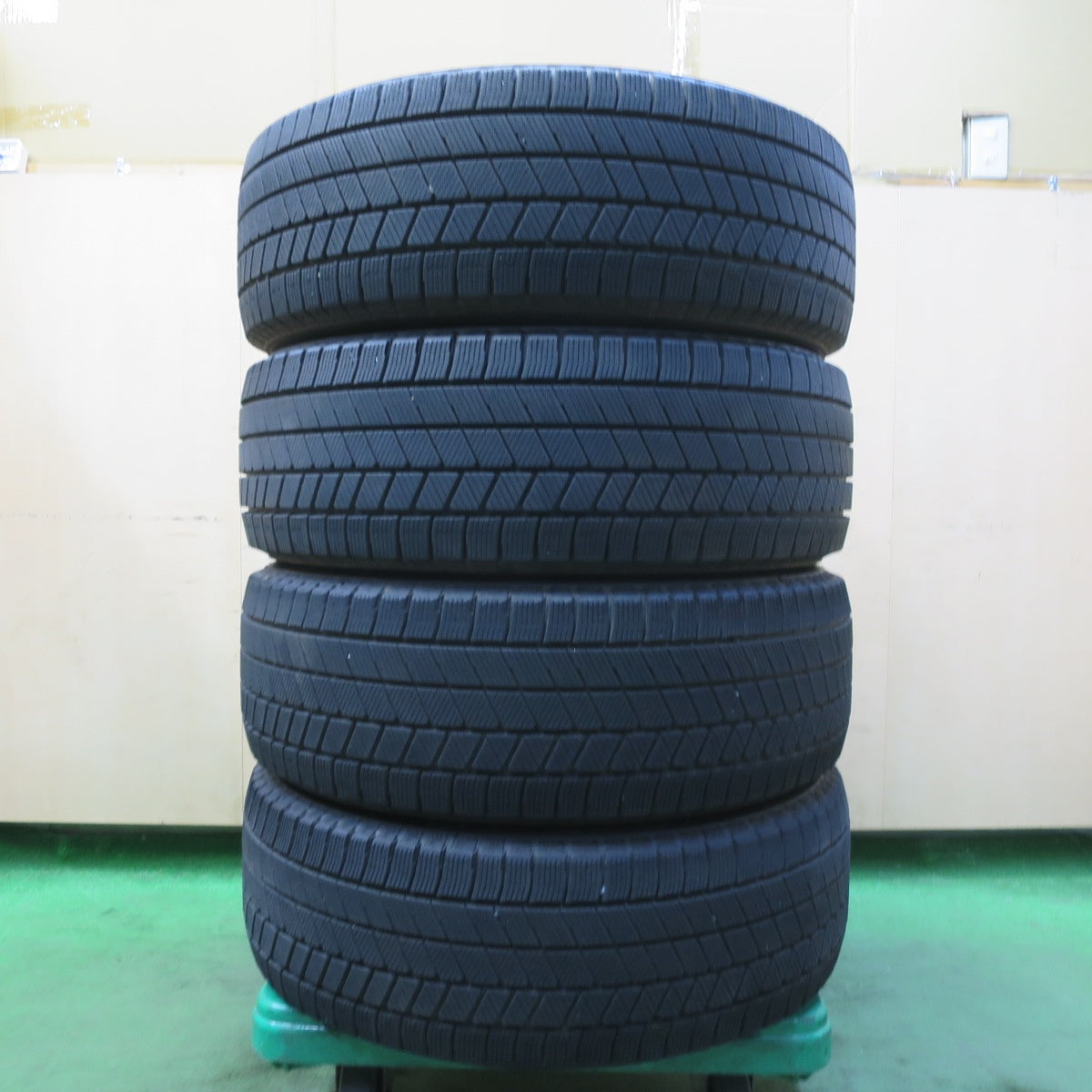 バリ溝!23年!9.5分★スタッドレス 215/55R18 ブリヂストン ブリザック VRX3 タイヤ 18インチ CX-30 ボルボ V60 等★5082605イスタ