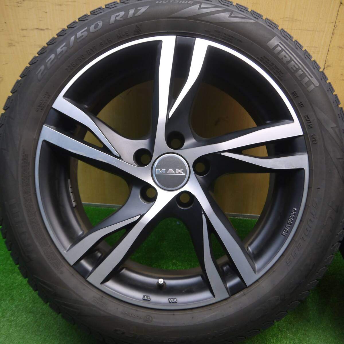 バリ溝!22年!9分★ボルボ 等 MAK STOCKHOLM 225/50R17 スタッドレス ピレリ アイスゼロ アシンメトリコ ストックホルム 17インチ PCD108/5H★5012906Hス