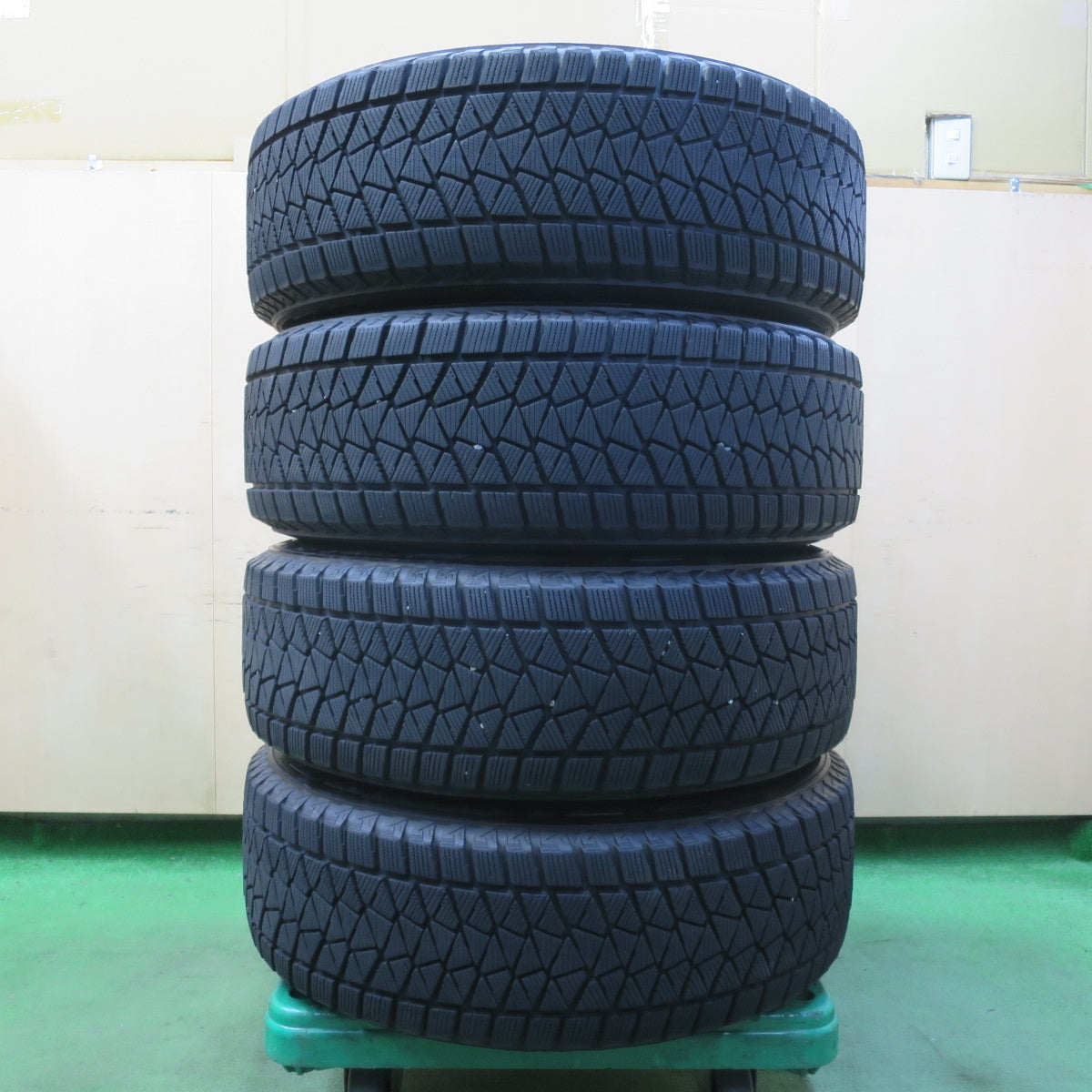 キレイ★スタッドレス 225/65R17 ブリヂストン ブリザック DM-V2 VELVA SPORT ヴェルヴァ スポーツ 17インチ PCD114.3/5H★5051502イス