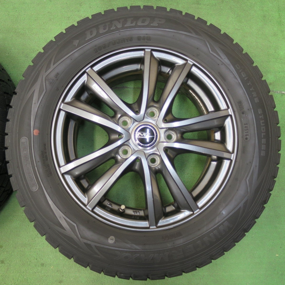 バリ溝!9分★スタッドレス 205/65R15 ダンロップ ウインターマックス WM01 NIRVANA NV ニルバーナ ニルヴァーナ 15インチ PCD114.3/5H★5012707イス