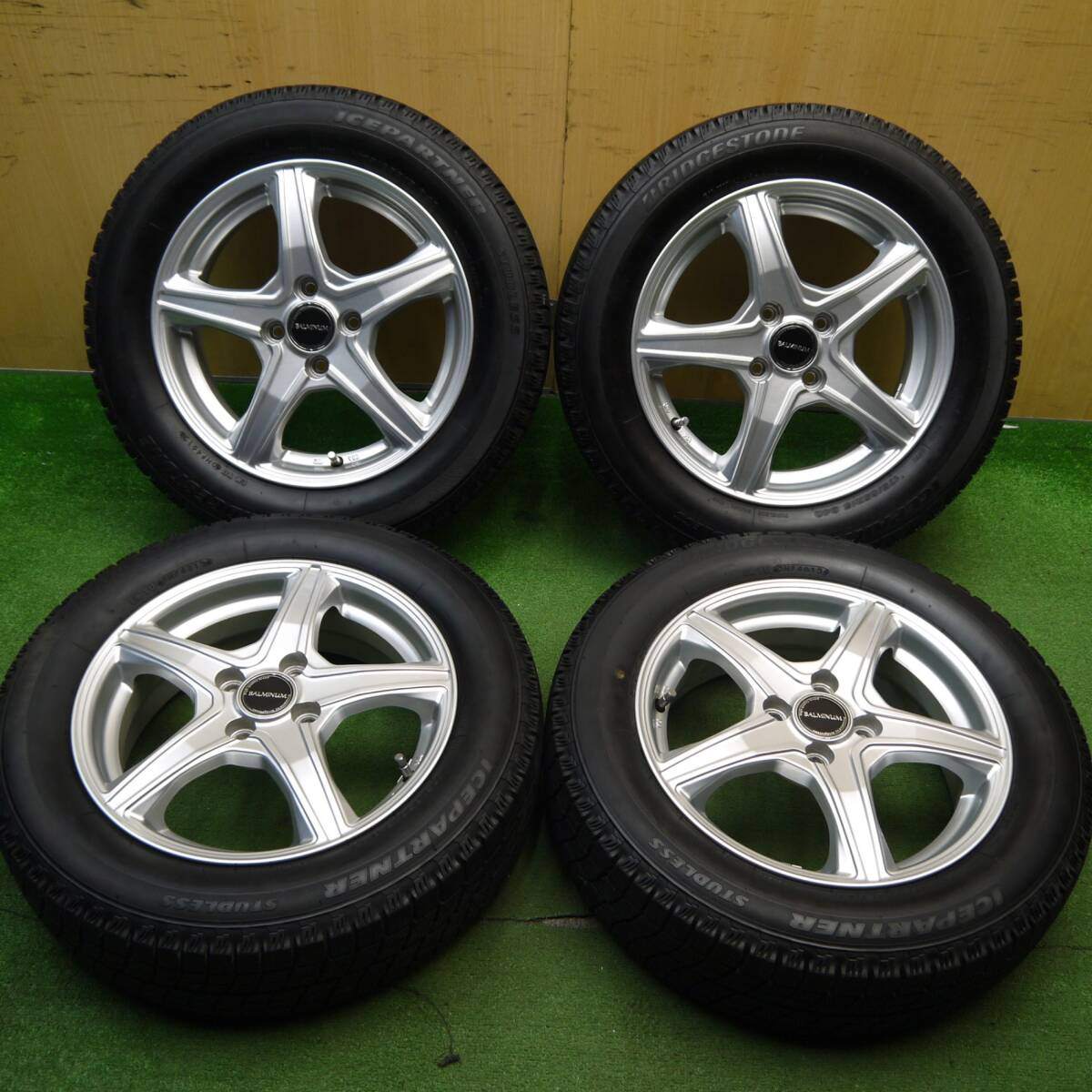 ブリジストン バルミナ 15インチ スタッドレス 溝あり 4本セット 車用品 バリ溝！キレイ！ほぼ10分☆スタッドレス 175/65R15