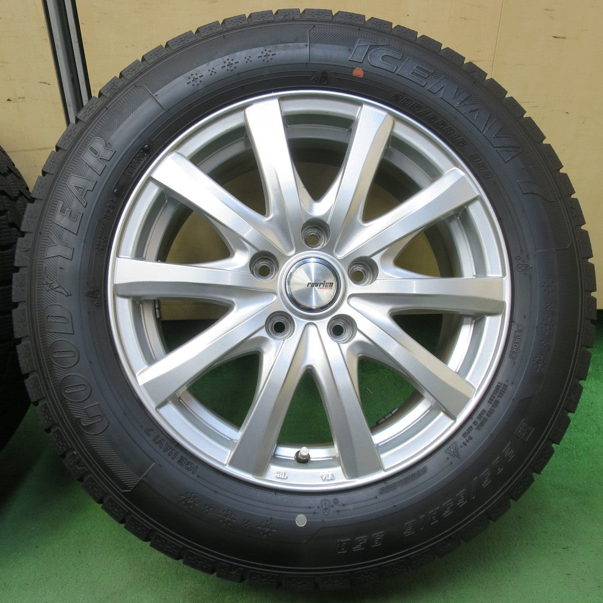 バリ溝!22年!キレイ!8.5分★スタッドレス 205/65R16 グッドイヤー アイスナビ7 ravrion RS01 ラブリオン 16インチ PCD114.3/5H★5092912イス