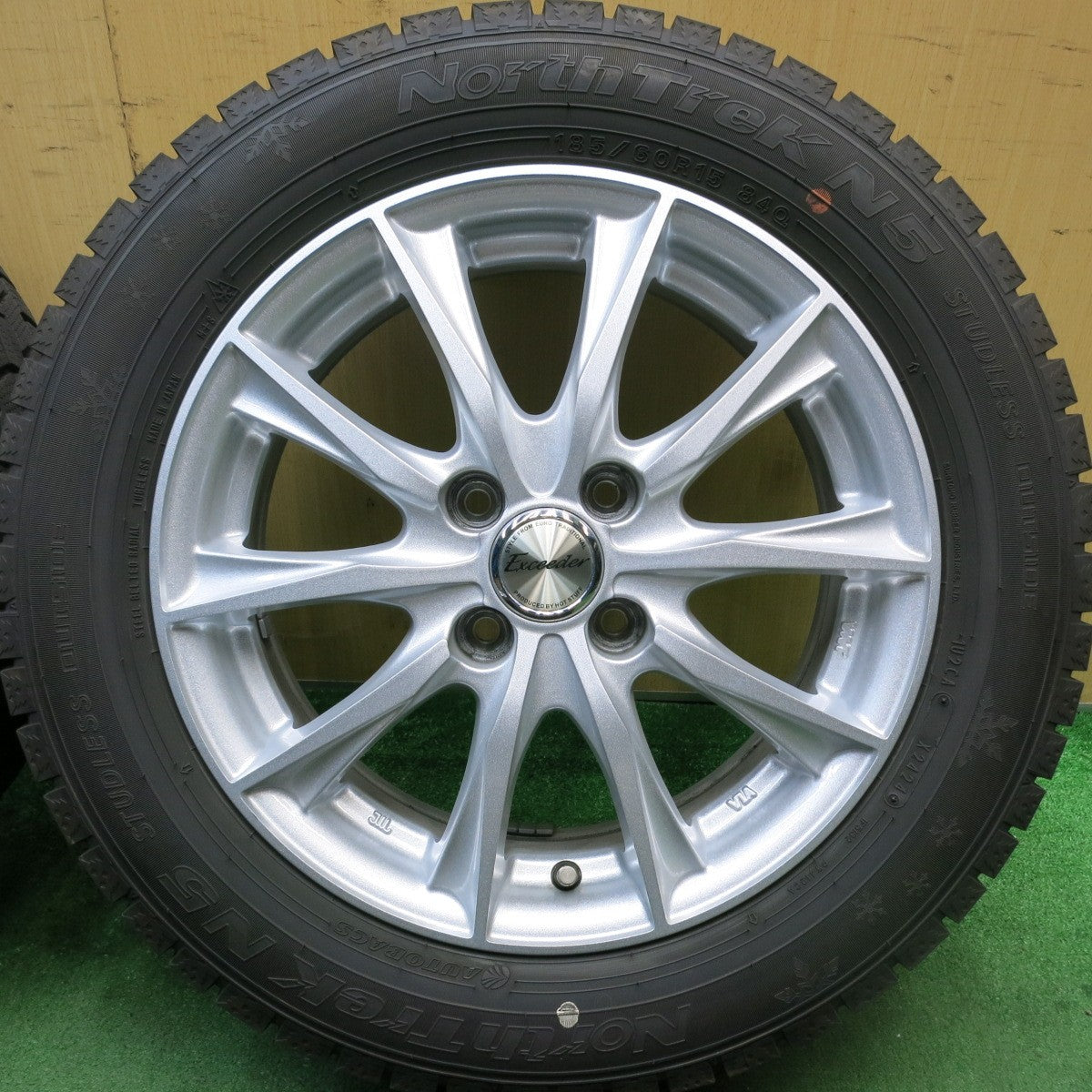 バリ溝!24年!キレイ!9.5分以上★スタッドレス 185/60R15 オートバックス ノーストレック N5 Exceeder エクシーダー 15インチ PCD100/4H★5070603HAス