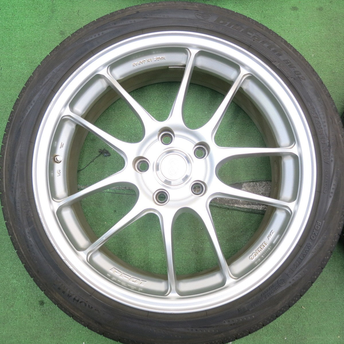 バリ溝!21年!9.5分★ENKEI PF01 215/45R18 ヨコハマ ブルーアース RV-02 エンケイ 18インチ PCD114.3/5H★5052310HAス