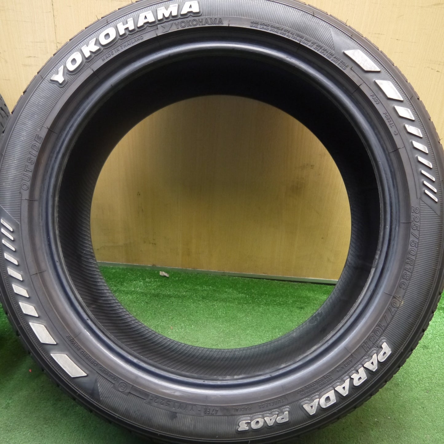 バリ溝!22年!9.5分★225/50R18 ヨコハマ PARADA PA03 ホワイトレター タイヤ 18インチ ハイエース キャラバン 等★5090302Hノタ
