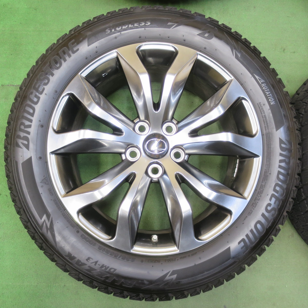 センサー付!バリ溝!23年!キレイ!9分★レクサス NX Fスポーツ 純正 235/55R18 スタッドレス ブリヂストン ブリザック DM-V3 18インチ PCD114.3/5H★5092609イス
