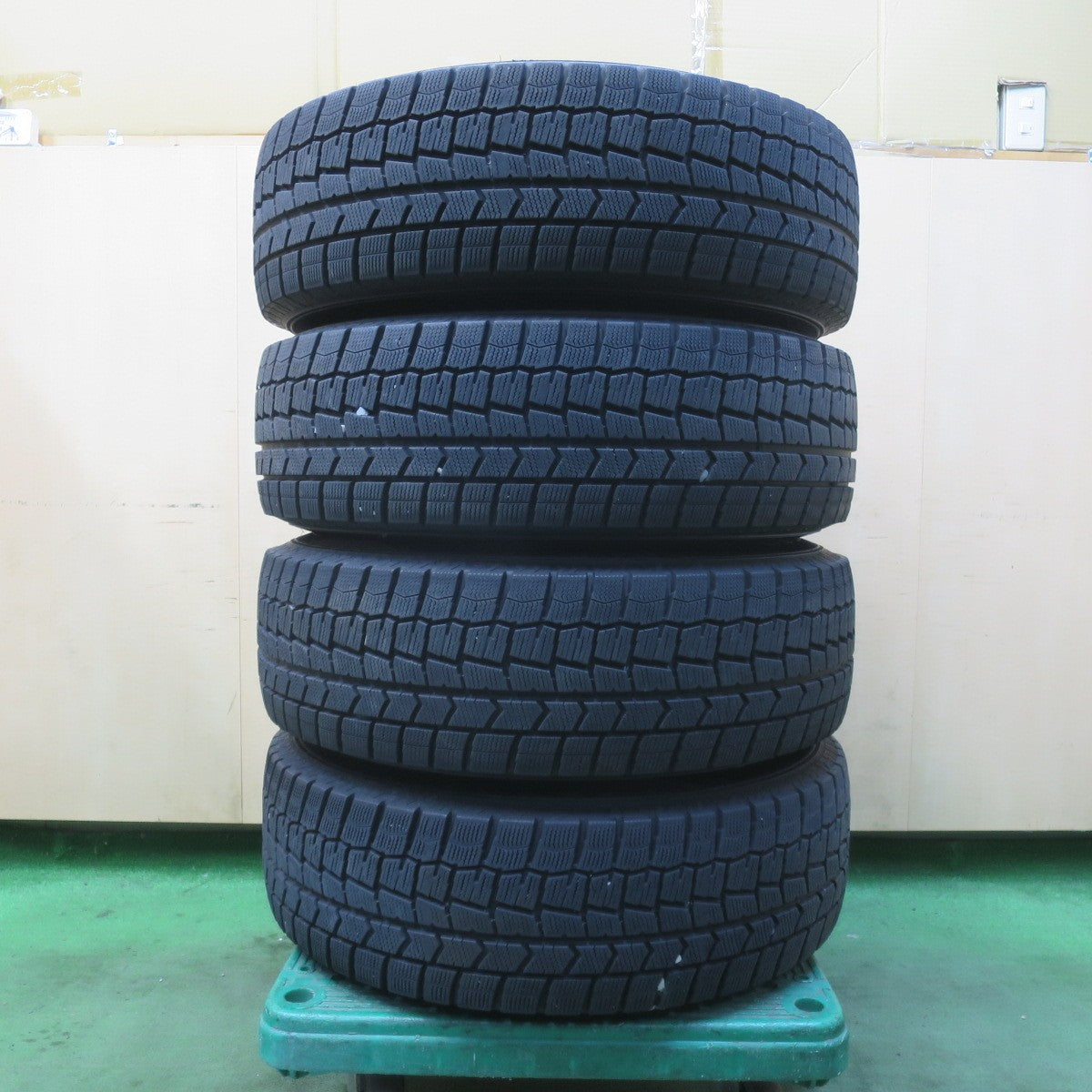バリ溝!キレイ!9.5分★スタッドレス 225/70R16 ダンロップ ウインターマックス WM02 ECO FORME エコフォルム 16インチ PCD114.3/5H★6021108イス