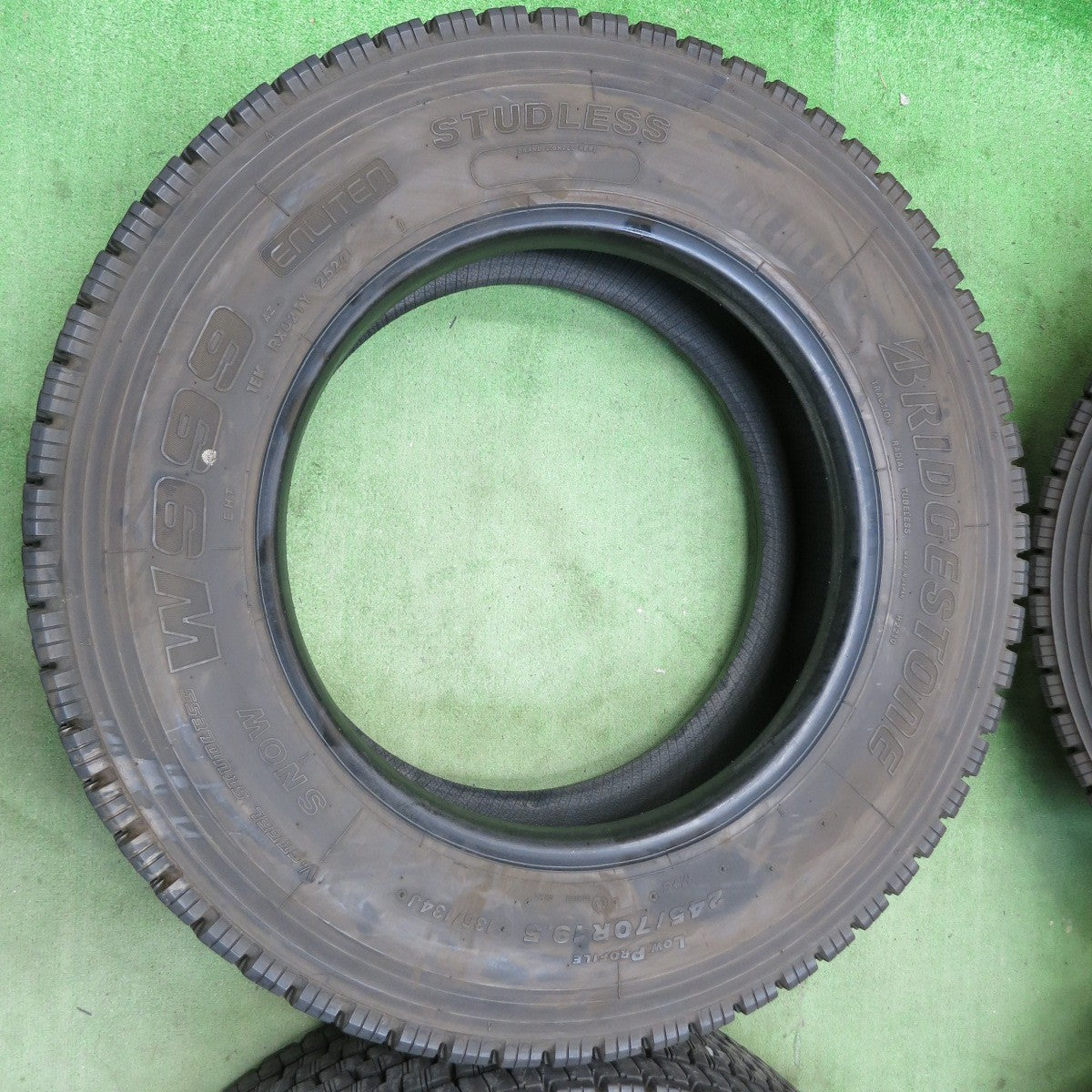 バリ溝!24年!9.5分★トラック タイヤ 245/70R19.5 136/134J スタッドレス ブリヂストン W999 19.5インチ★5053003ナスタ