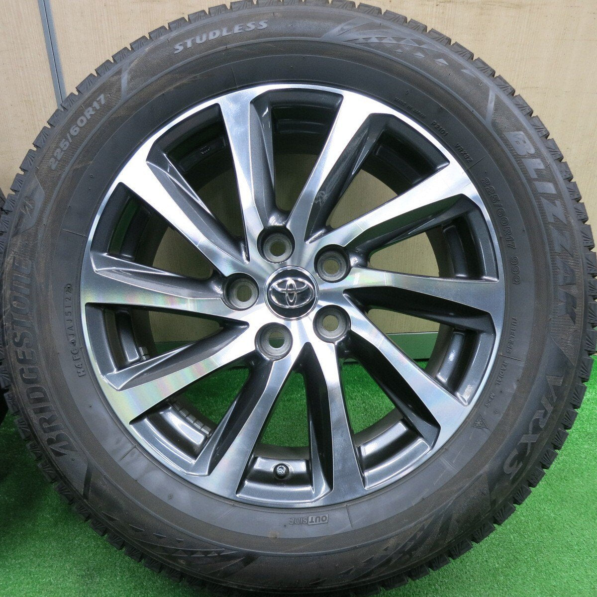 バリ溝!22年!キレイ!9.5分★トヨタ 30系 アルファード ヴェルファイア 純正 225/60R17 スタッドレス ブリヂストン ブリザック VRX3 17インチ PCD114.3/5H★4112605TNス