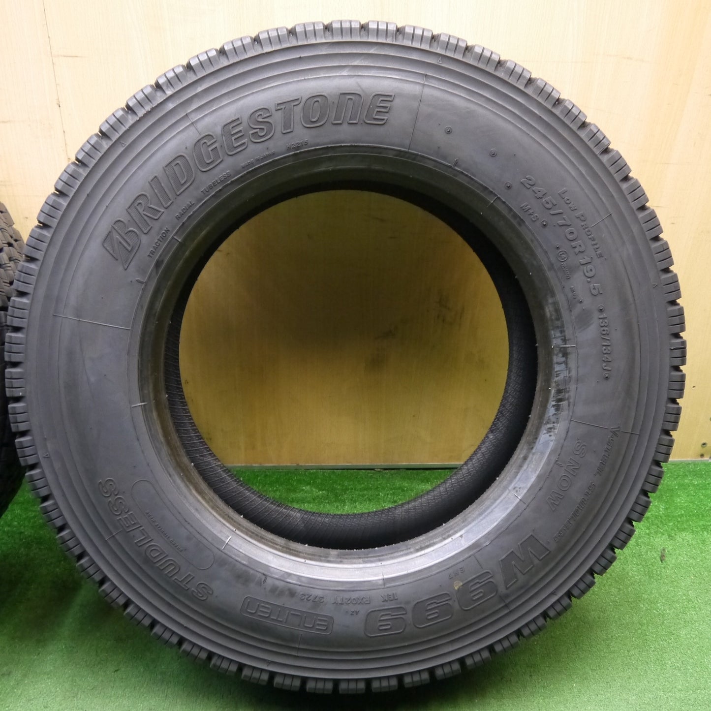 バリ溝!23年!9分!2本★トラック タイヤ 245/70R19.5 136/134J スタッドレス ブリヂストン W999 19.5インチ★5062305KKスタ
