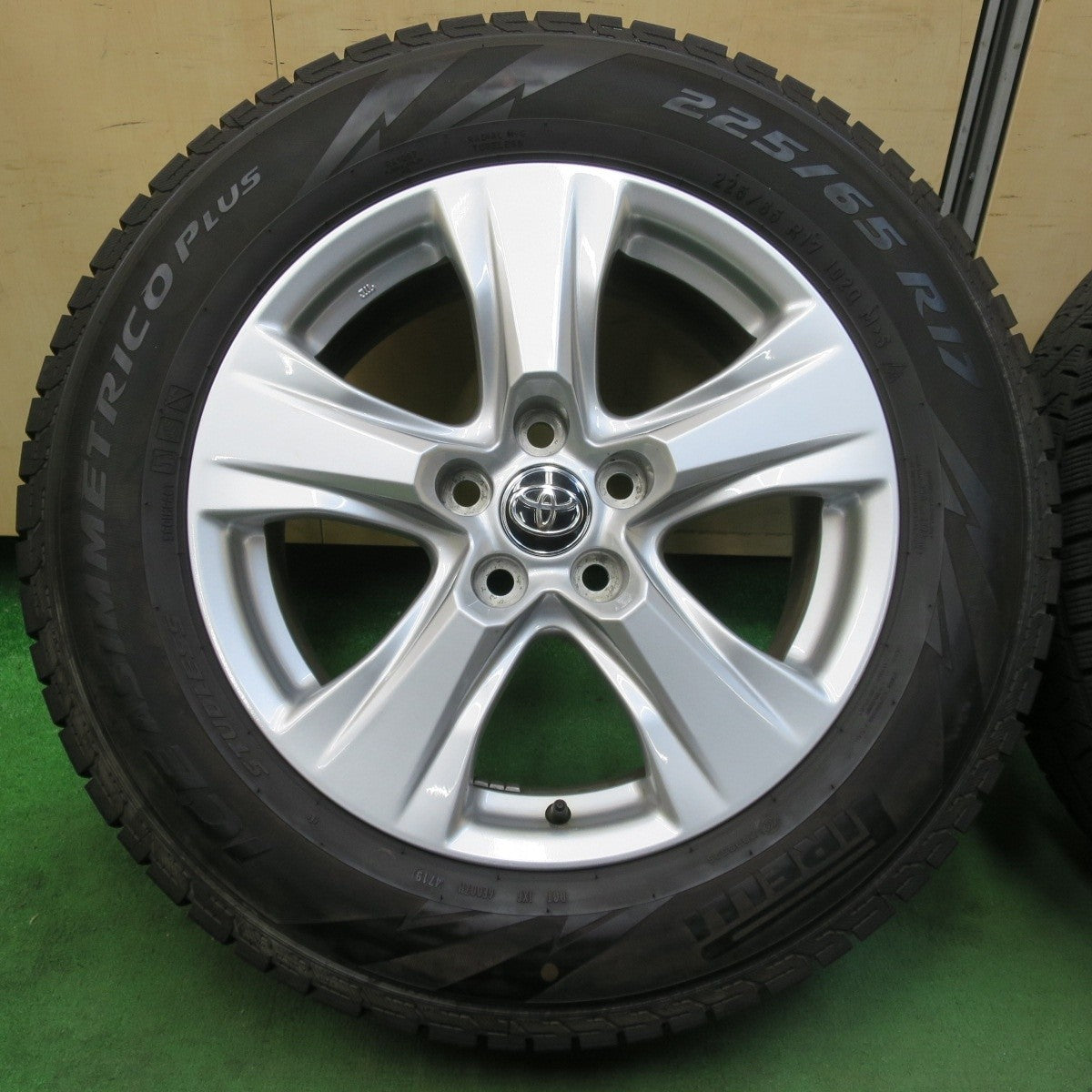 バリ溝!キレイ!8.5分★トヨタ 50系 RAV4 80系 ハリアー 純正 225/65R17 スタッドレス ピレリ アイスアシンメトリコ プラス 17インチ PCD114.3/5H★5031501イス