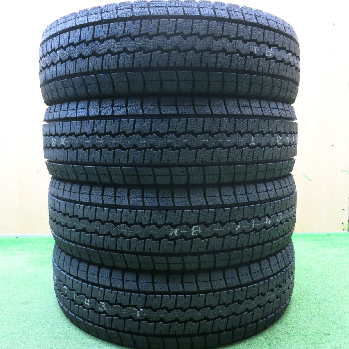 未使用!24年★スタッドレス 195/80R15 107/105L ダンロップ ウインターマックス SV01 タイヤ 15インチ ハイエース キャラバン 等★5051803HAスタ