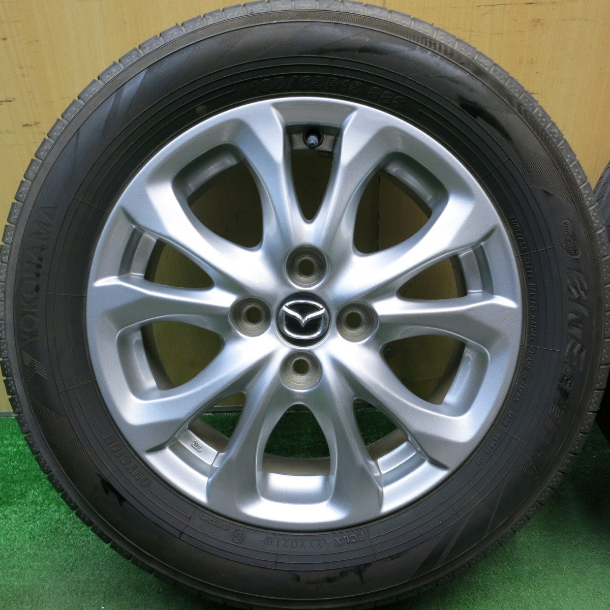 バリ溝!キレイ!8.5分★マツダ デミオ 純正 185/65R15 ヨコハマ BluEarth-A 15インチ ブルーアース PCD100/4H★5062801HAノ
