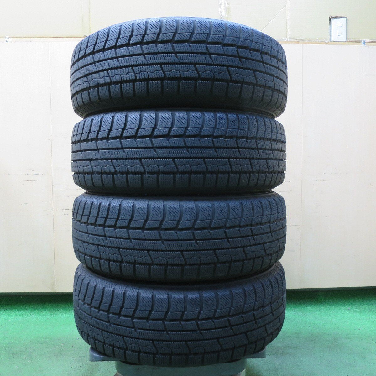バリ溝!22年!キレイ!9.5分★スタッドレス 195/65R15 トーヨー ウインター トランパス TX FOLEO フォレオ 15インチ PCD114.3/5H★5032703イス