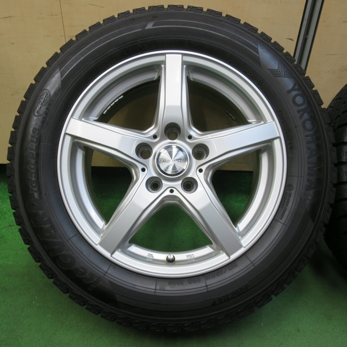 バリ溝!キレイ!9.5分★スタッドレス 215/60R16 ヨコハマ アイスガード iG50 プラス VIOLENTO ヴィオレント 16インチ PCD114.3/5H★5011701イス