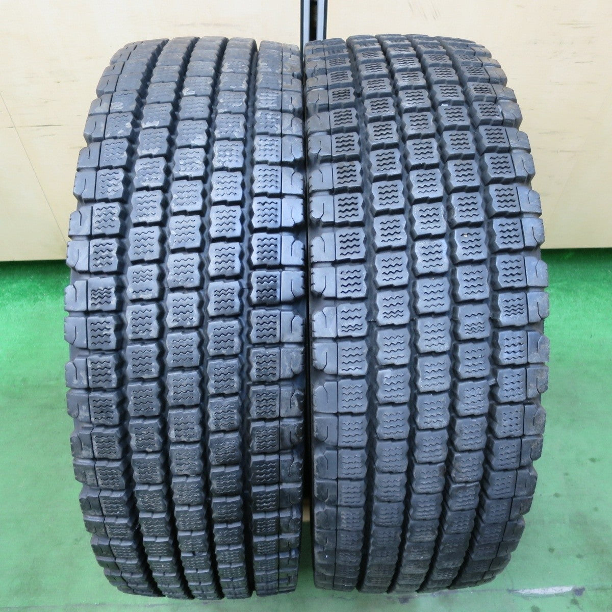 バリ溝!22年!9.5分!2本★トラック タイヤ 265/70R19.5 140/138J スタッドレス ブリヂストン W910 19.5インチ★5021409イスタ