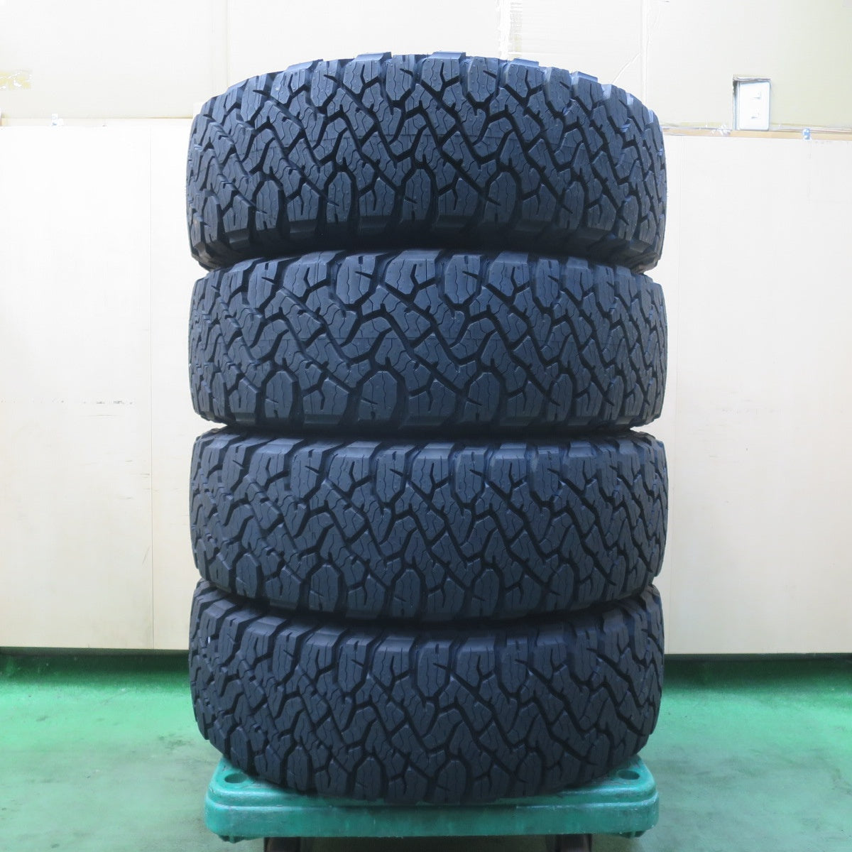 ほぼ未使用!25年★235/70R16 110/107S BFグッドリッチ All-Terrain T/A KO3 ホワイトレター タイヤ 16インチ デリカ D:5 等★6011505イノタ