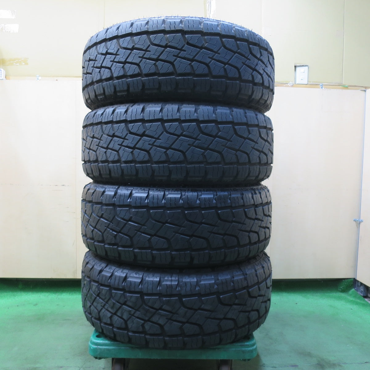 ほぼ未使用!23年!キレイ★LOWENHART GXL106 265/50R20 モンスタ TERRAIN GRIPPER ホワイトレター レーベンハート 20インチ PCD139.7/6H★5120401イノ