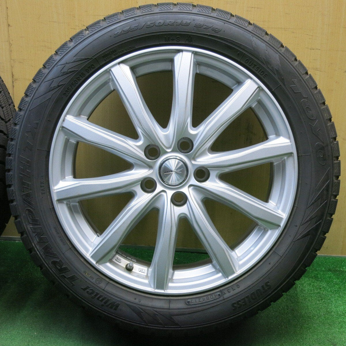 バリ溝!キレイ!9.5分★スタッドレス 235/50R18 トーヨー ウインター トランパス TX JOKER ジョーカー 18インチ PCD114.3/5H★5032103NJス