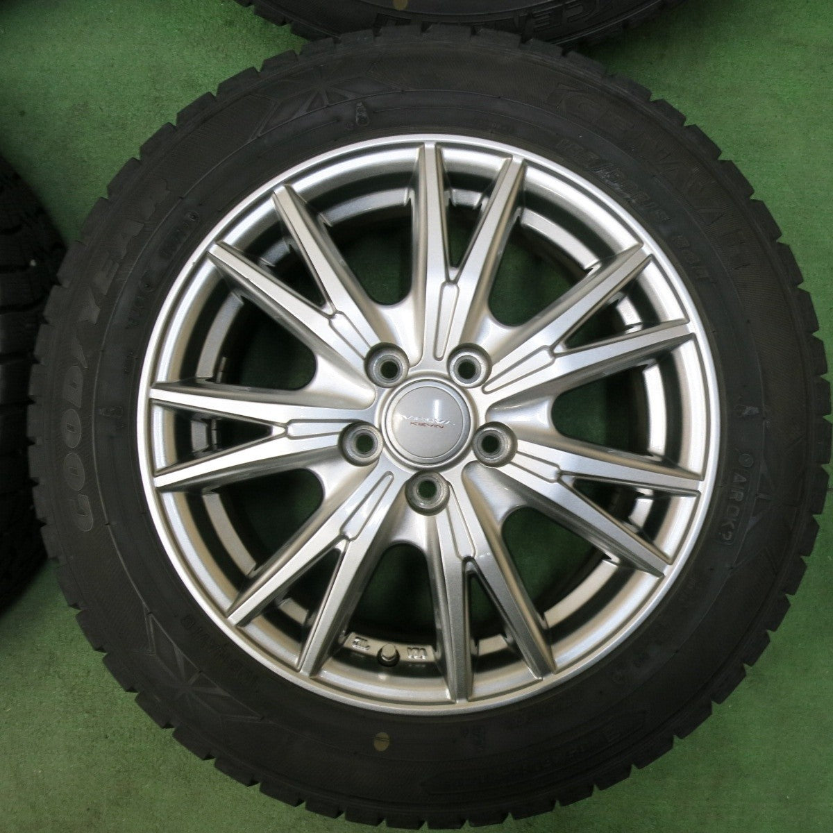 バリ溝!キレイ!9分★シエンタ 等 185/60R15 スタッドレス グッドイヤー アイスナビ6 VELVA KEVIN ヴェルヴァ 15インチ PCD100/5H★5010808SYス