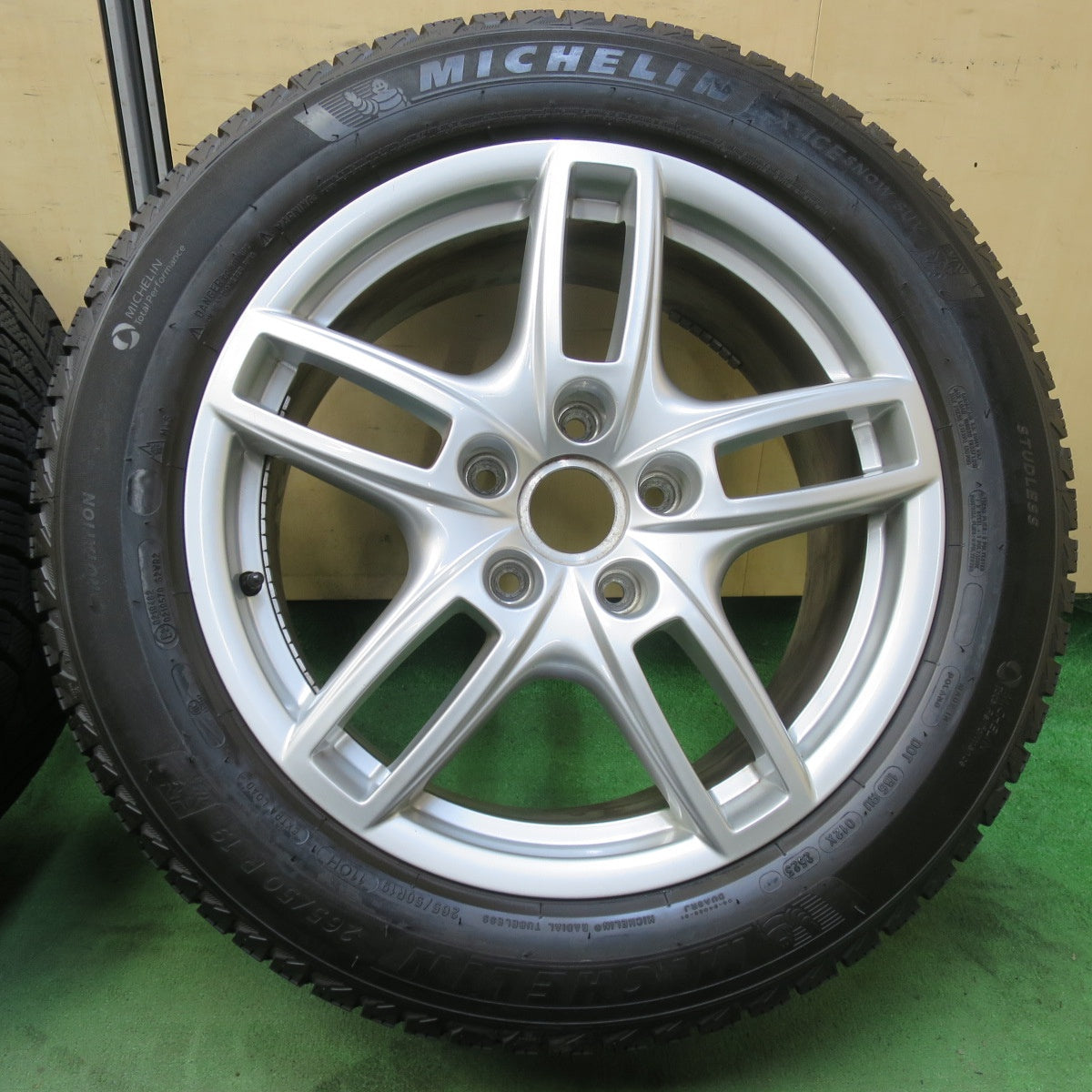 超バリ溝!23年!キレイ!ほぼ10分★ポルシェ 958 カイエン 純正 265/50R19 スタッドレス ミシュラン X-ICE SNOW SUV 19インチ PCD130/5H★5101008イス