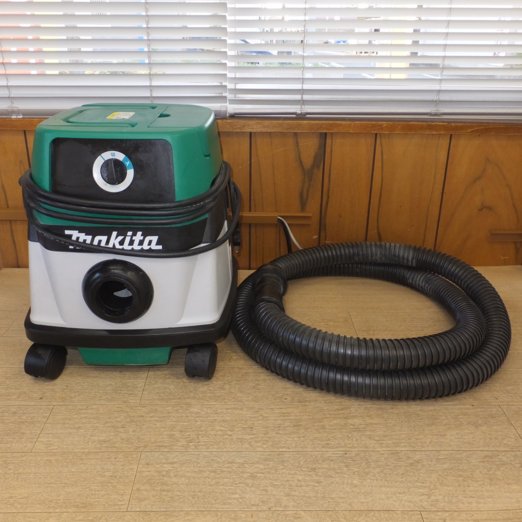 送料無料] ☆マキタ makita 乾湿両用 業務用 集じん機 M442 100V～ 11A 