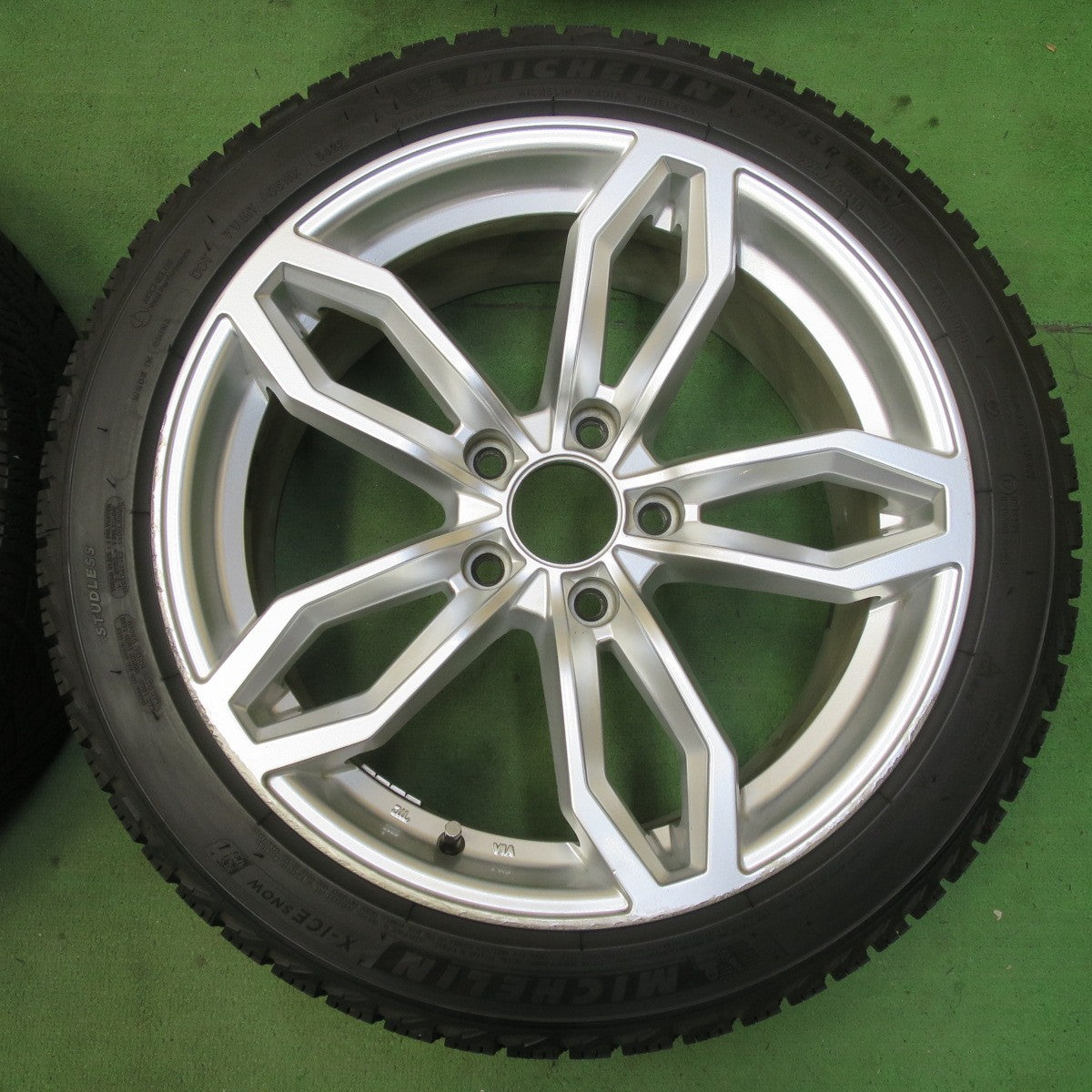 バリ溝!22年!9.5分★BMW 等 AGA TAS WELT 225/45R18 スタッドレス ミシュラン X-ICE SNOW 18インチ ヴェルト PCD120/5H★5061804イス